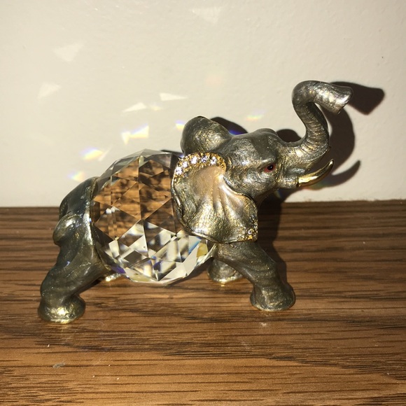 Really cute metal elephant with glass crystal body. - Picture 2 of 3
